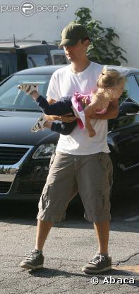 La petite fille de Tobey Maguire, Ruby, voudrait-elle voler comme son papa dans Spiderman ? Heureusement que l'acteur la tient fermement dans ses bras !