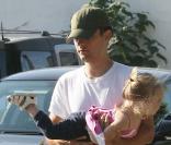 La petite fille de Tobey Maguire, Ruby, voudrait-elle voler comme son papa dans Spiderman ? Heureusement que l'acteur la tient fermement dans ses bras !