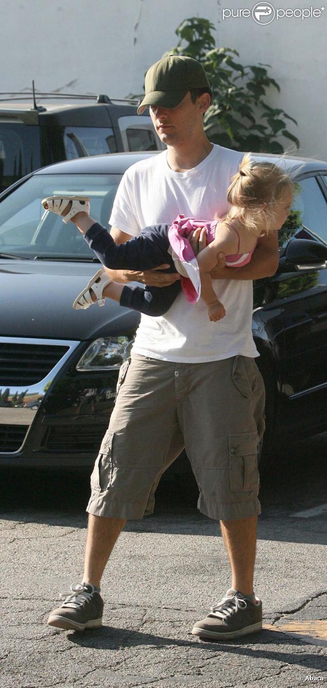 La petite fille de Tobey Maguire, Ruby, voudrait-elle voler comme son papa dans Spiderman ? Heureusement que l'acteur la tient fermement dans ses bras !