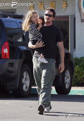 Christian Bale est connu pour son mauvais caractère et ses fréquentes sautes d'humeur. Mais Batman fait taire tous ses démons lorsqu'il est avec la petite Emmeline, âgée de 4 ans.