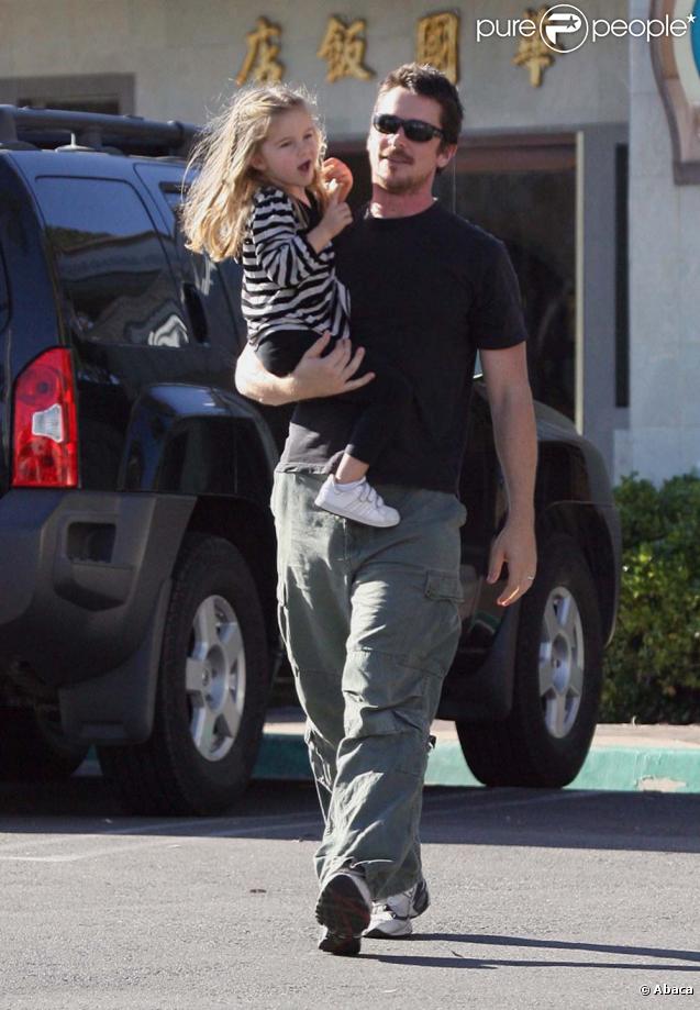 Christian Bale est connu pour son mauvais caractère et ses fréquentes sautes d'humeur. Mais Batman fait taire tous ses démons lorsqu'il est avec la petite Emmeline, âgée de 4 ans.