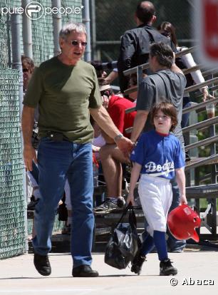 Aventurier solitaire au grand coeur sur grand écran, Harrison Ford est tout l'inverse dans la vie. Déjà père de 4 enfants de deux mariages différents, il a reconnu Liam, le fils que son compagne Calista Flockhart a adopté.