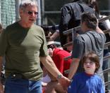 Aventurier solitaire au grand coeur sur grand écran, Harrison Ford est tout l'inverse dans la vie. Déjà père de 4 enfants de deux mariages différents, il a reconnu Liam, le fils que son compagne Calista Flockhart a adopté.