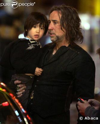 Nicolas Cage est papa de deux garçons, dont Kal-El, né en 2005 de son troisième mariage. Pas effrayé du tout dans les bras de son père, le petit garçon adore venir le regarder pendant les tournages.