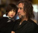 Nicolas Cage est papa de deux garçons, dont Kal-El, né en 2005 de son troisième mariage. Pas effrayé du tout dans les bras de son père, le petit garçon adore venir le regarder pendant les tournages.