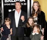 Sylvester Stallone, Monsieur Gros Muscles, est papa de 5 enfants : deux garçons et surtout trois filles, dont il s'occupe beaucoup. Pour les petites, leur papa est un véritable héros.