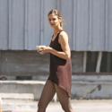 Katie Holmes, épuisée, est de retour ! Elle nous dévoile... ses jolies gambettes !