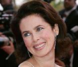 L'actrice Dayle Haddon est ambassadrice de L'Oréal depuis 1995 et promeut notamment sa ligne anti-âge. 