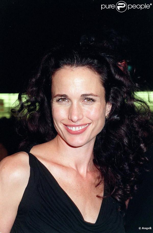 Andie MacDowell était l'une des premières ambassadrices L'Oréal en 1985. Fidèle à la marque, elle fait toujours partie de ses égéries.