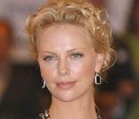 L'actrice sud-africaine Charlize Theron était ambassadrice de L'Oréal en 2002 