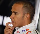 Lewis Hamilton en pleine réflexion, durant les essais du Grand Prix de Silverstone, en Angleterre, le 19 juin 2009 !