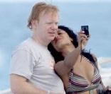 David Caruso et son amie Amina Tyrone sur une plage de Miami : un bonheur radieux