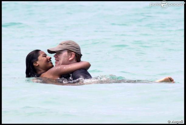 David Caruso et son amie Amina Tyrone sur une plage de Miami : un bonheur radieux