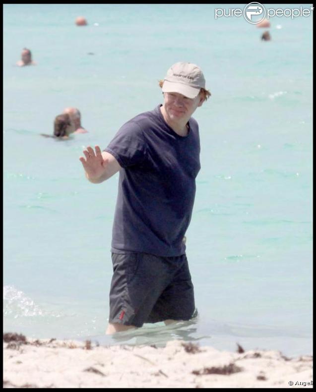 David Caruso et son amie Amina Tyrone sur une plage de Miami : un bonheur radieux