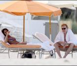 David Caruso et son amie Amina Tyrone sur une plage de Miami : un bonheur radieux