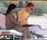 David Caruso et son amie Amina Tyrone sur une plage de Miami : un bonheur radieux