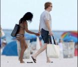 David Caruso et son amie Amina Tyrone sur une plage de Miami : un bonheur radieux
