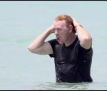 David Caruso et son amie Amina Tyrone sur une plage de Miami : un bonheur radieux