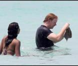 David Caruso et son amie Amina Tyrone sur une plage de Miami : un bonheur radieux