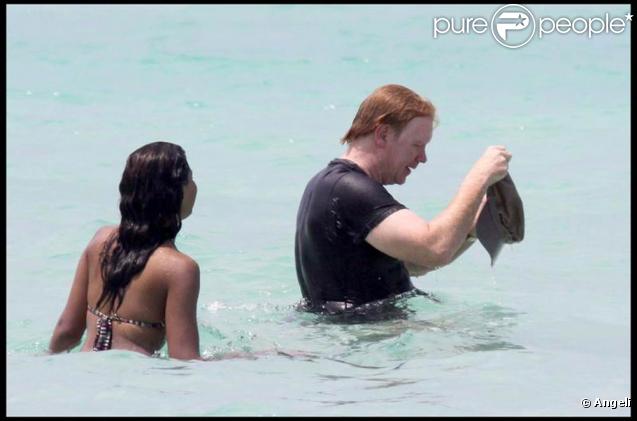 David Caruso et son amie Amina Tyrone sur une plage de Miami : un bonheur radieux