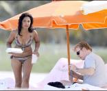 David Caruso et son amie Amina Tyrone sur une plage de Miami : un bonheur radieux