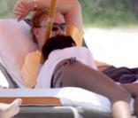David Caruso et son amie Amina Tyrone sur une plage de Miami : un bonheur radieux