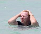 David Caruso et son amie Amina Tyrone sur une plage de Miami : un bonheur radieux