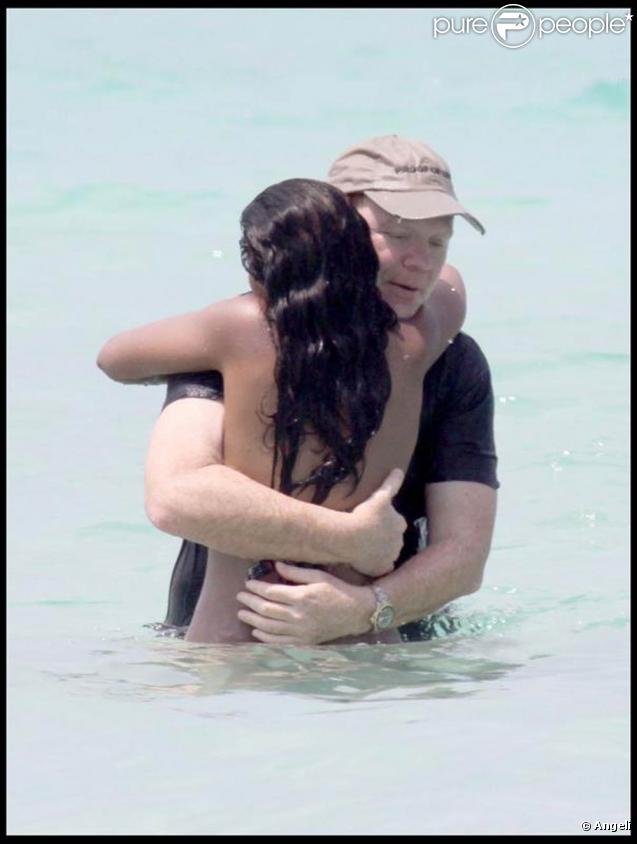 David Caruso et son amie Amina Tyrone sur une plage de Miami : un bonheur radieux