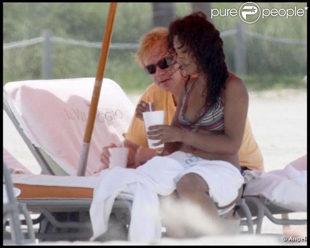 David Caruso et son amie Amina Tyrone sur une plage de Miami : un bonheur radieux