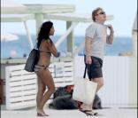 David Caruso et son amie Amina Tyrone sur une plage de Miami : un bonheur radieux
