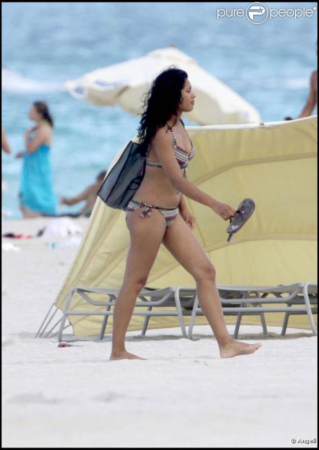 David Caruso et son amie Amina Tyrone sur une plage de Miami : un bonheur radieux