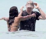 David Caruso et son amie Amina Tyrone sur une plage de Miami : un bonheur radieux
