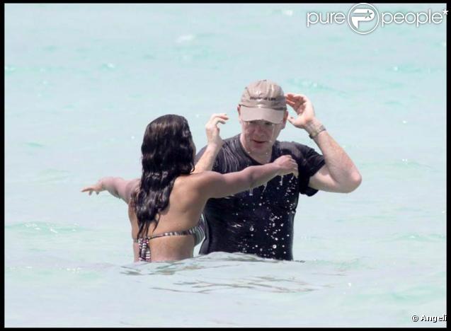 David Caruso et son amie Amina Tyrone sur une plage de Miami : un bonheur radieux