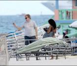 David Caruso et son amie Amina Tyrone sur une plage de Miami : un bonheur radieux