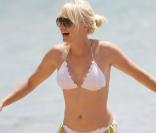 Anna Faris, superbe dans son bikini blanc, lors de vacances à Hawaii avec son chéri, le 20 juin 2009 !