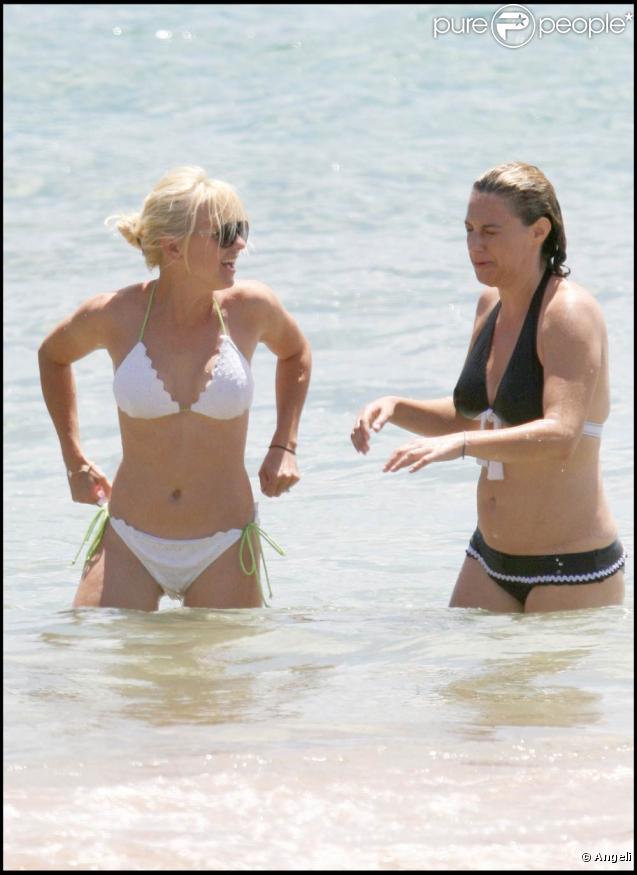 Anna Faris, superbe dans son bikini blanc, lors de vacances à Hawaii avec son chéri, le 20 juin 2009 !