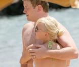Anna Faris, superbe dans son bikini blanc, lors de vacances à Hawaii avec son chéri, le 20 juin 2009 !