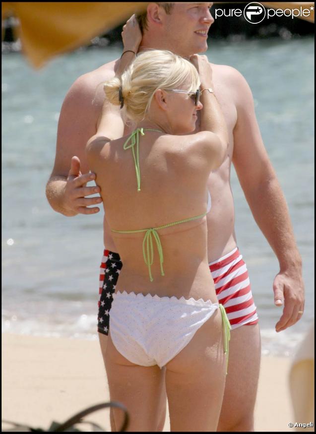 Anna Faris, superbe dans son bikini blanc, lors de vacances à Hawaii avec son chéri, le 20 juin 2009 !