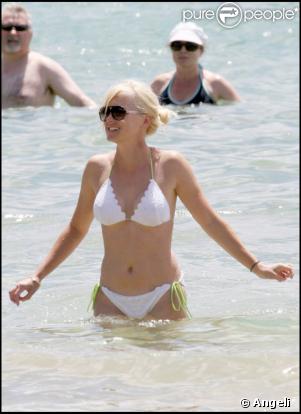 Anna Faris, superbe dans son bikini blanc, lors de vacances à Hawaii avec son chéri, le 20 juin 2009 !