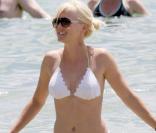 Anna Faris, superbe dans son bikini blanc, lors de vacances à Hawaii avec son chéri, le 20 juin 2009 !