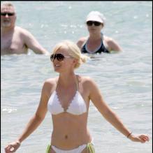 Anna Faris, superbe dans son bikini blanc, lors de vacances à Hawaii avec son chéri, le 20 juin 2009 !