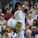 Le boss Roger Federer de retour dans son jardin... s'impose devant sa femme très ronde !