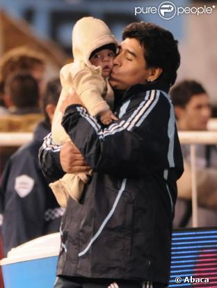 Maradona et son petit fils Benjamin, le 6 juin 2009