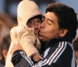 Maradona et son petit fils Benjamin, le 6 juin 2009