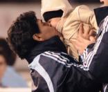 Maradona et son petit fils Benjamin, le 6 juin 2009