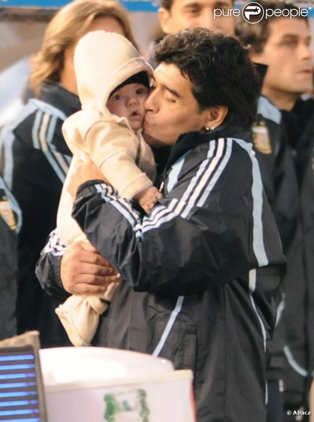 Maradona et son petit fils Benjamin, le 6 juin 2009
