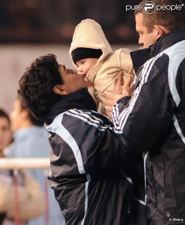 Maradona et son petit fils Benjamin, le 6 juin 2009