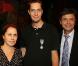 Grand Corps Malade se soigne avec... une  belle médaille, sous le regard de ses parents !