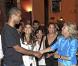 Tony Parker félicite la troupe après le spectacle de flamenco, à Marbella