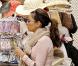 Eva Longoria cherhce un bracelet dans les rues de Marbella !  